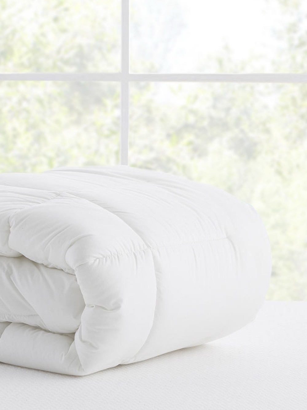 Pottery Barn Kids White Quallowarm Down Alternative Comforter - Toddler